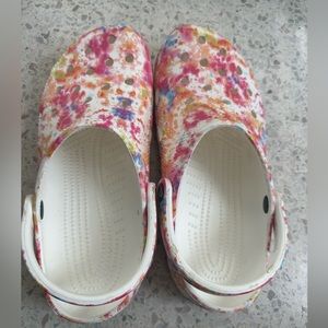 Multicolor crocs men’s 7 woman’s 9